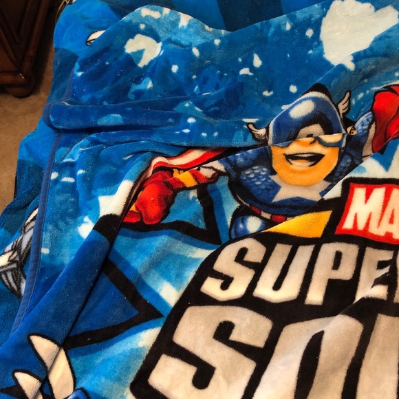 Colorful Superhero squad throw - Picture 2 of 9